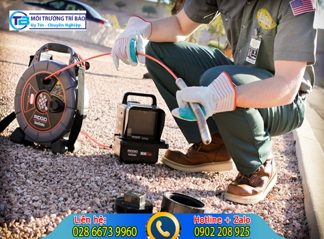 Nhân viên thông cống nghẹt Trí Bảo đang thi công.